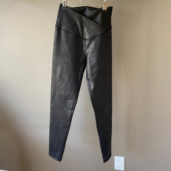 Offline by aerie metallic cross over leggings size small - Picture 2 of 7